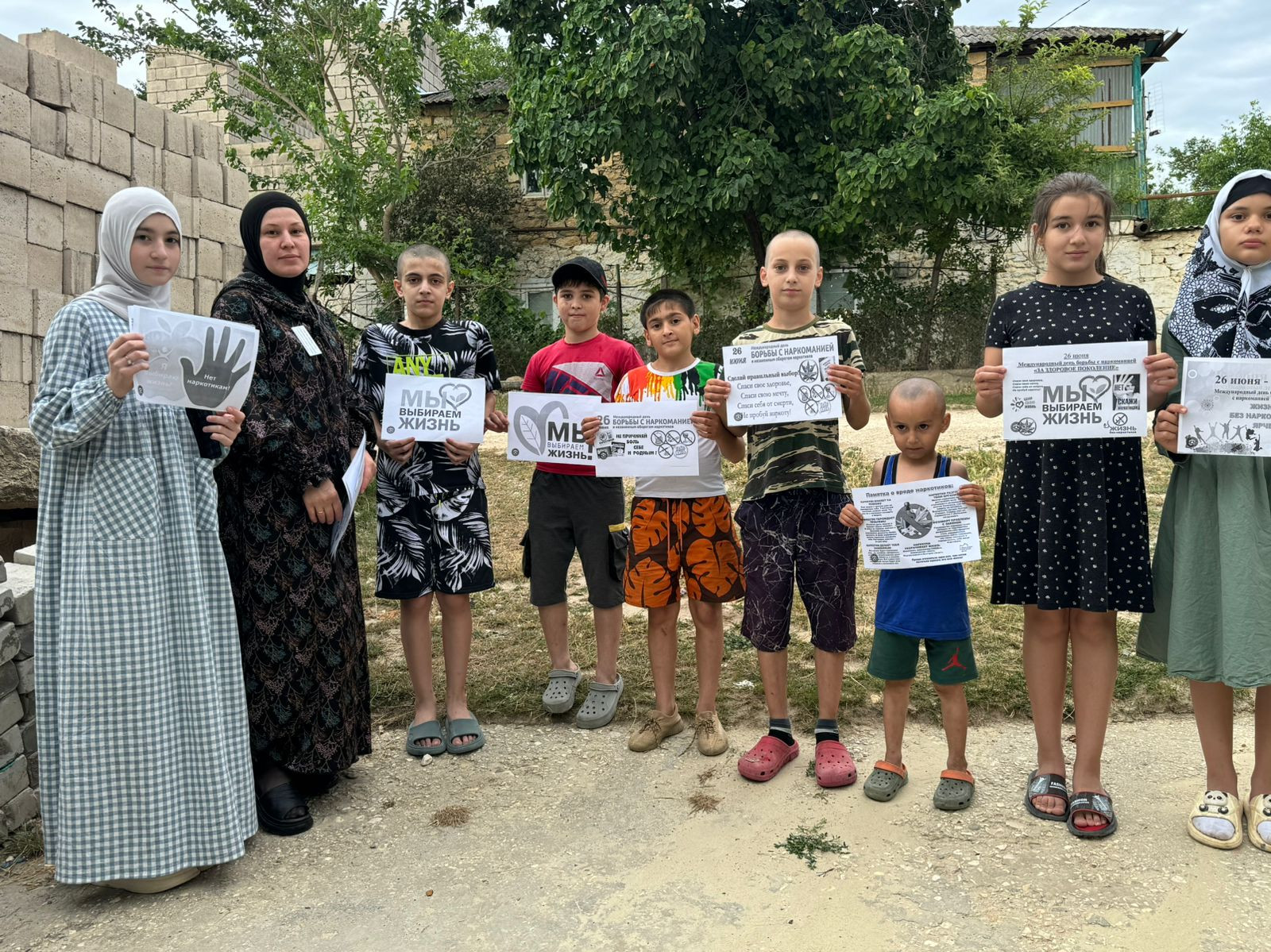 Специалист по работе с семьей и детьми Алиева Максалина провела беседу с детьми на тему "Скажи наркотикам НЕТ!".